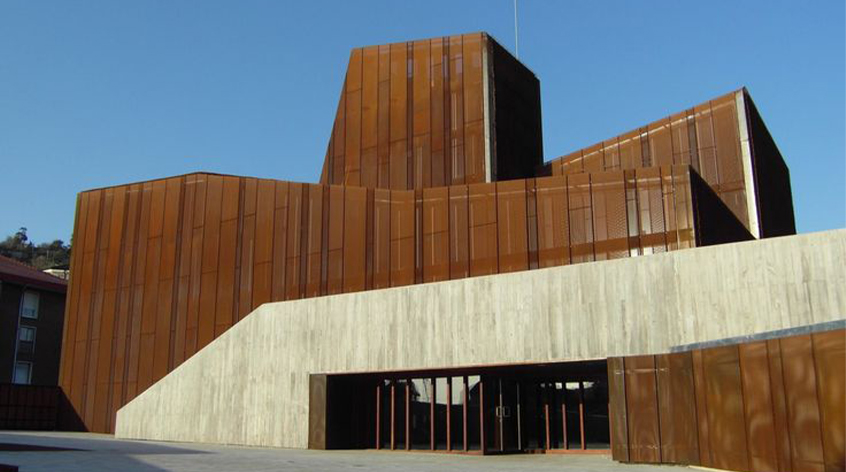 Acier Corten utilisé en façade et bardage sur un bâtiment contemporain associé au béton brut