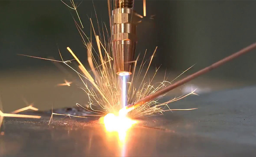 Acier Corten Maroc – découpe d’une tôle métallique pendant la fabrication en atelier