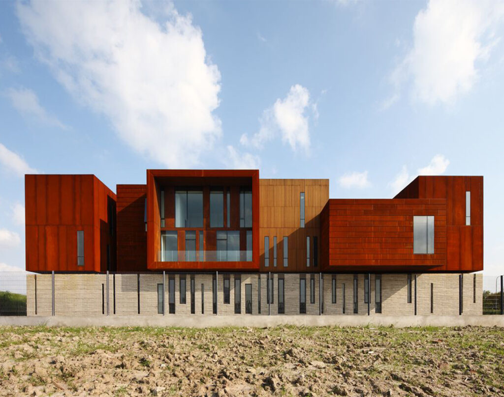Acier Corten Maroc – façade et bardage en acier Corten sur un bâtiment contemporain