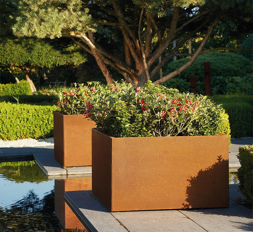 Acier Corten Maroc – jardinières rectangulaires avec plantes dans un jardin paysager
