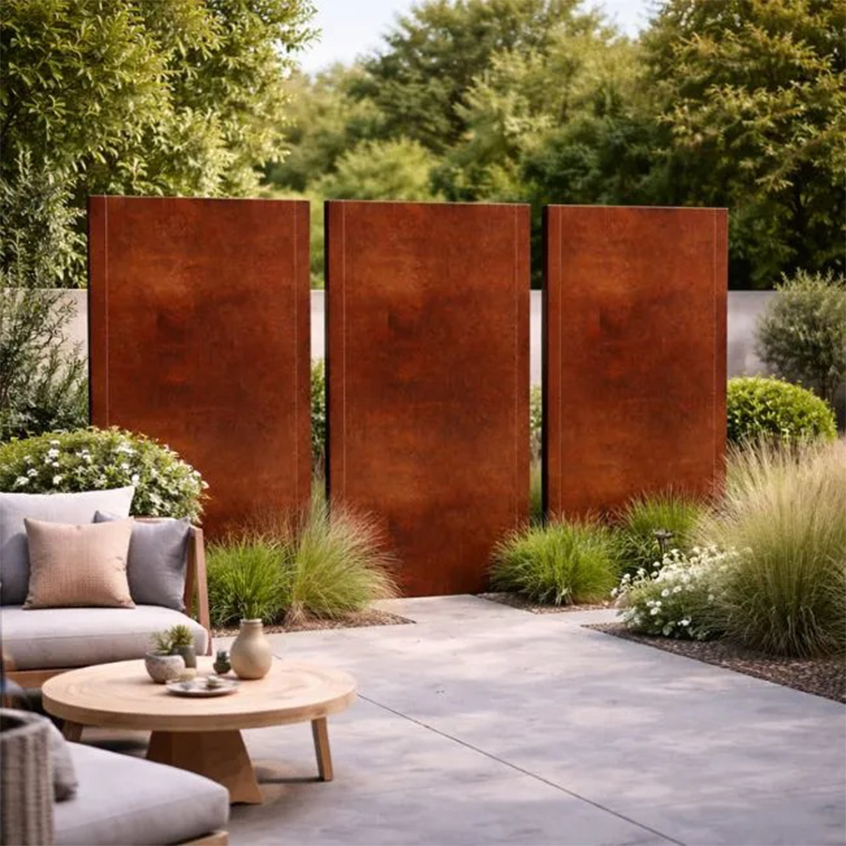 Claustras et brise-vues en acier Corten installés dans un jardin contemporain
