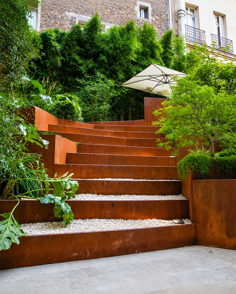 Devis acier Corten Maroc pour escalier paysager, bordures et jardinières sur mesure