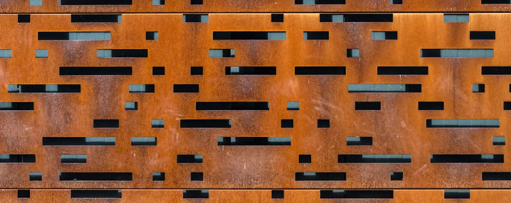 Fabrication acier Corten Maroc avec panneau décoratif à motifs géométriques découpés au laser