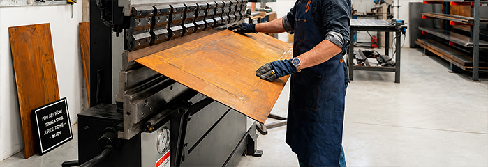 Fabrication acier Corten Maroc avec pliage d’une tôle en acier Corten sur presse plieuse