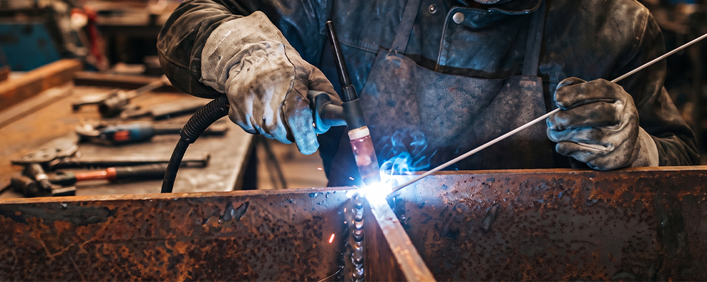 Technicien réalisant une soudure TIG de précision dans le cadre de la Fabrication acier Corten Maroc en atelier.