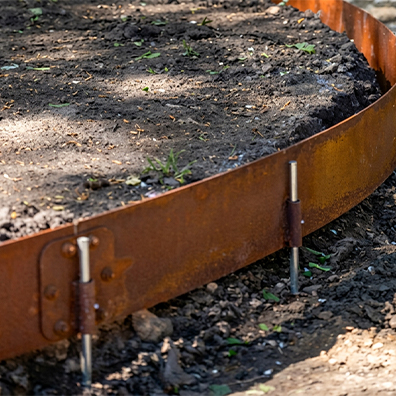 Fabrication acier Corten sur mesure d’une bordure de jardin avec système de fixation au sol