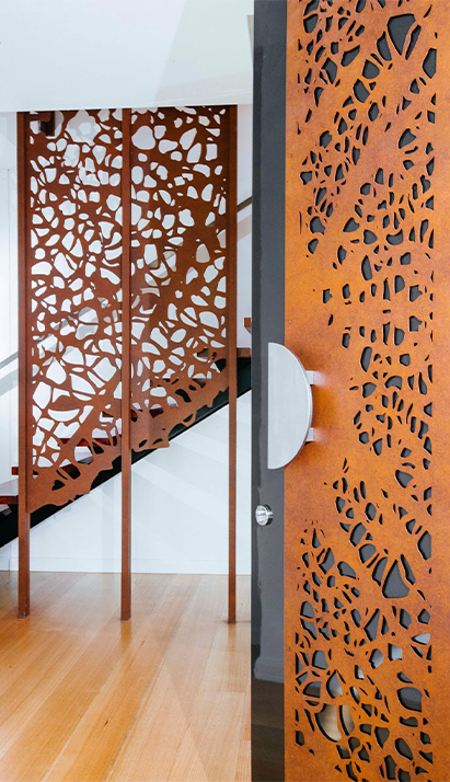 Fabrication acier Corten sur mesure de panneaux décoratifs ajourés pour porte et claustra intérieur