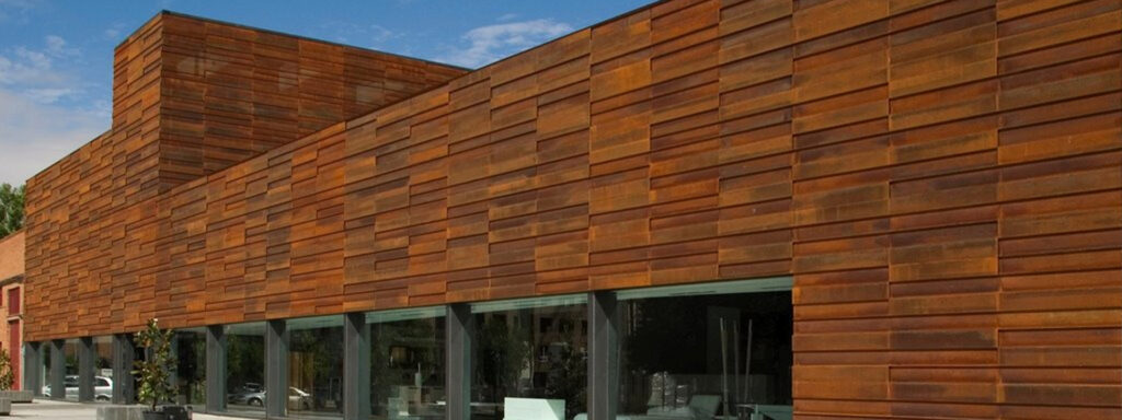 Façades et bardages en acier Corten sur un bâtiment contemporain avec panneaux à patine naturelle