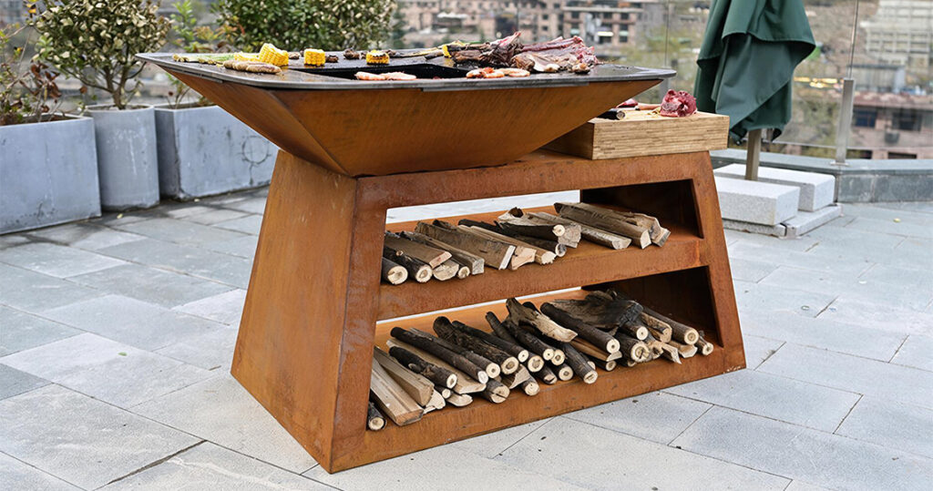 Ouvrages en acier Corten avec barbecue extérieur et rangement pour bois sur une terrasse