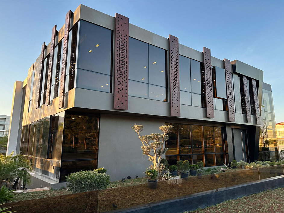 Ouvrages en acier Corten intégrés à la façade d’un bâtiment contemporain