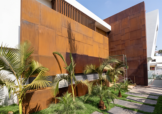 Ouvrages en acier Corten utilisés pour l’habillage de façade d’une villa contemporaine