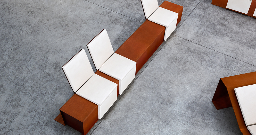 Ouvrages en acier Corten utilisés pour un banc contemporain avec assises blanches