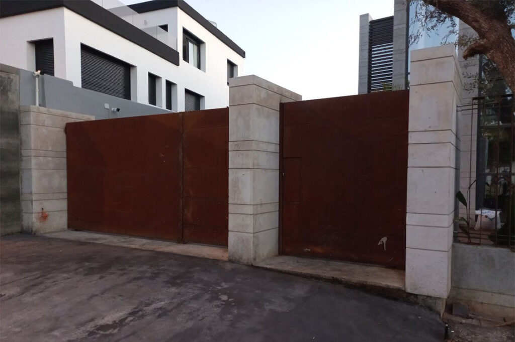 Ouvrages en acier Corten avec portail sur mesure à l’entrée d’une villa contemporaine