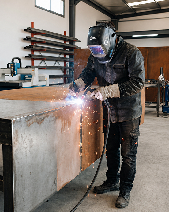 Ouvrages en acier Corten en cours de soudage et de fabrication dans un atelier métallique